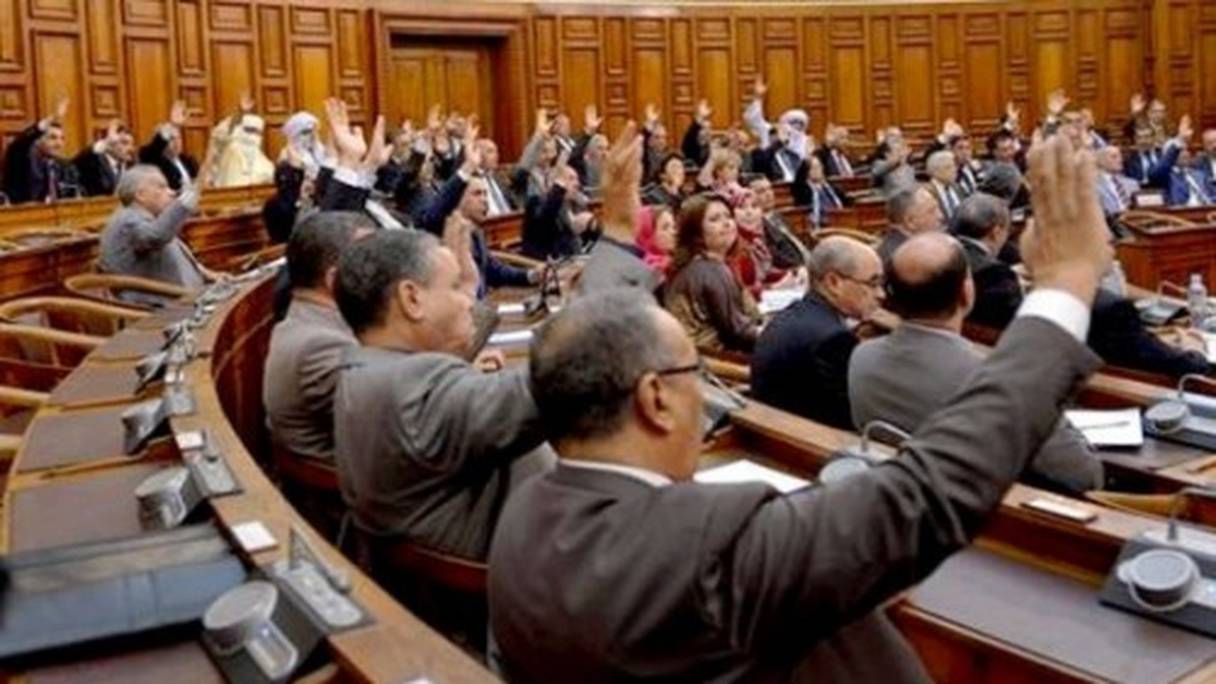Séance de vote tendue à l'Assemblée nationale algérienne.
