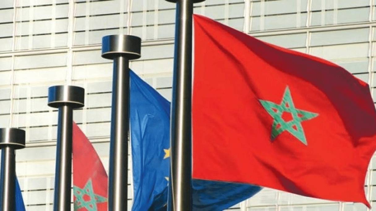 Les drapeaux marocain et européen.

