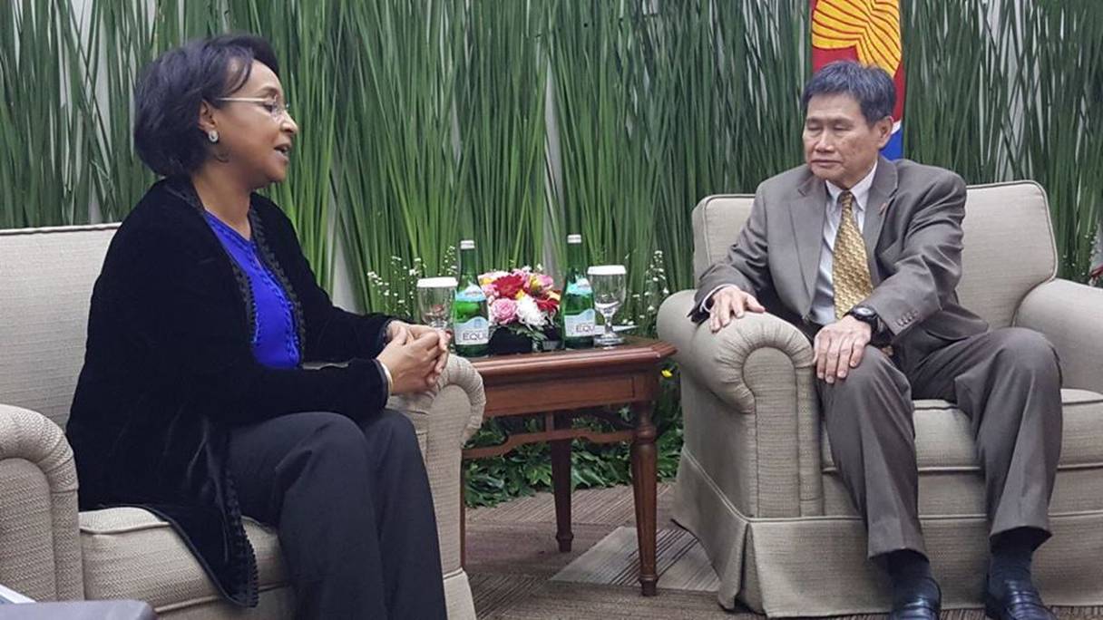 La secrétaire d'Etat Mounia Boucetta et le secrétaire général de l'ASEAN, Lim Jock Hoi.
