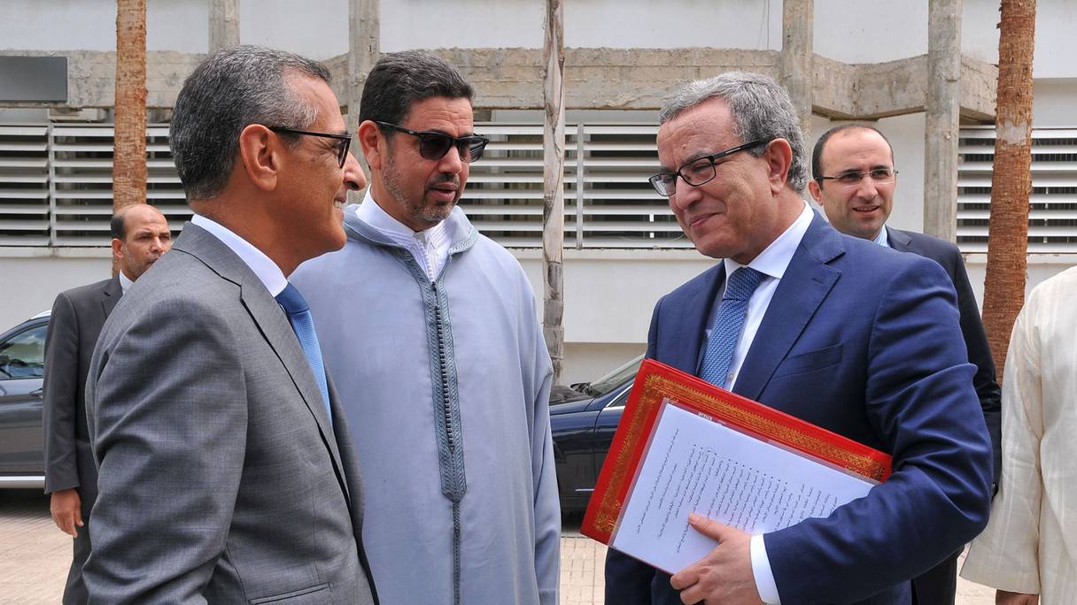 Mohamed Aujjar, ministre de la Justice (à droite) et Mohamed Abdennabaoui, président du parquet général et procureur général du royaume (au centre).
