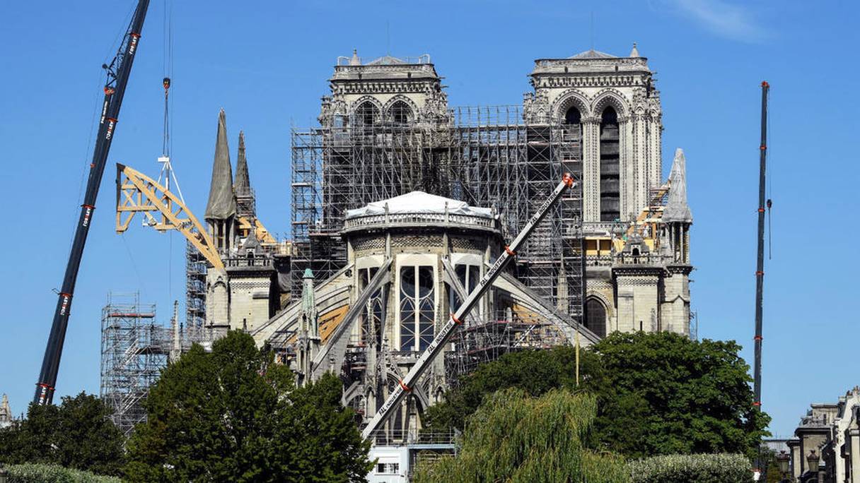 Notre-Dame de Paris, partiellement dissimulée sous un échafaudage, le 19 août 2019. 
