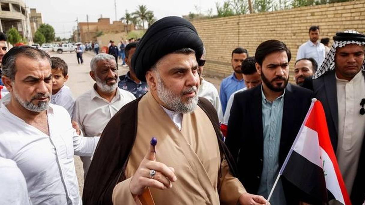 Moqtada Sadr sort du bureau de vote à Najaf en Irak, le 12 mai 2018.
