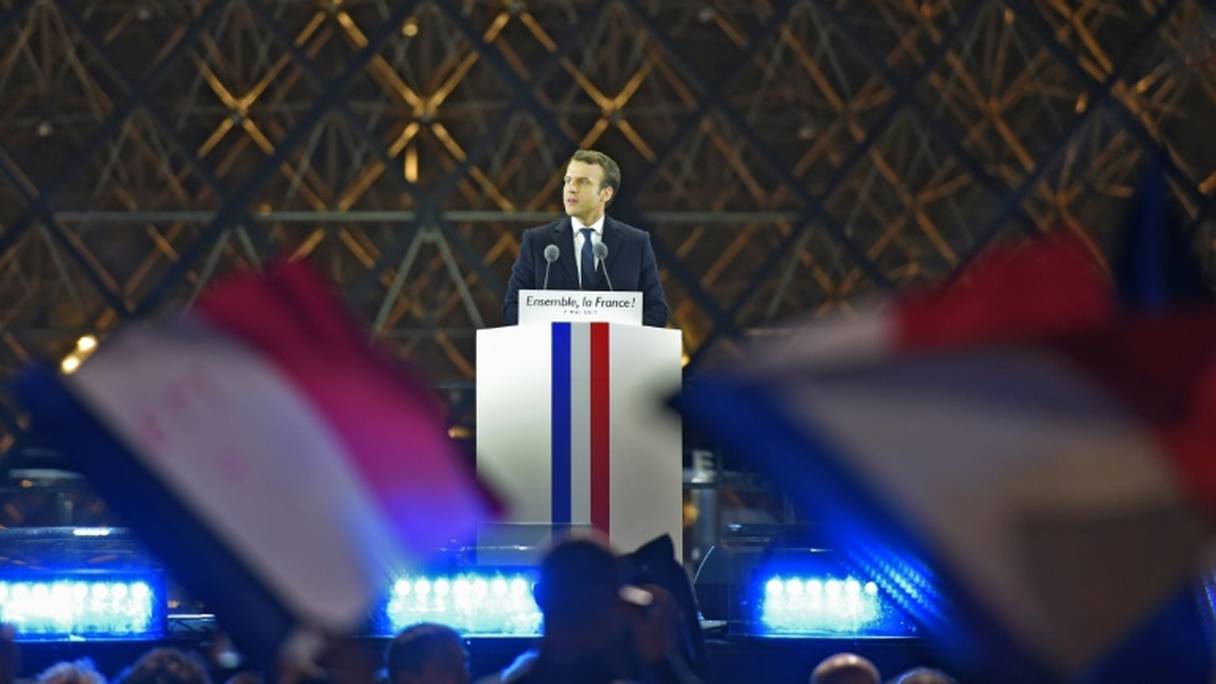 Le président français élu Emmanuel Macron prononce un discours devant la Pyramide du Louvre, le 7 mai 2017 à Paris.

