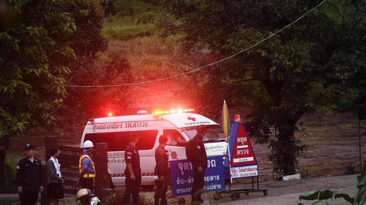 Une ambulance quitte l'entrée de la grotte Tham Luang après que les plongeurs aient évacués certains des enfants.
