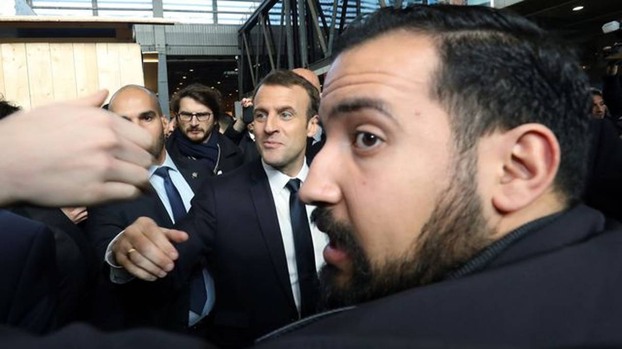 Le président de la République française Emmanuel Macron et Alexandre Benalla le 24 février 2018 au salon de l'Agriculture à Paris
