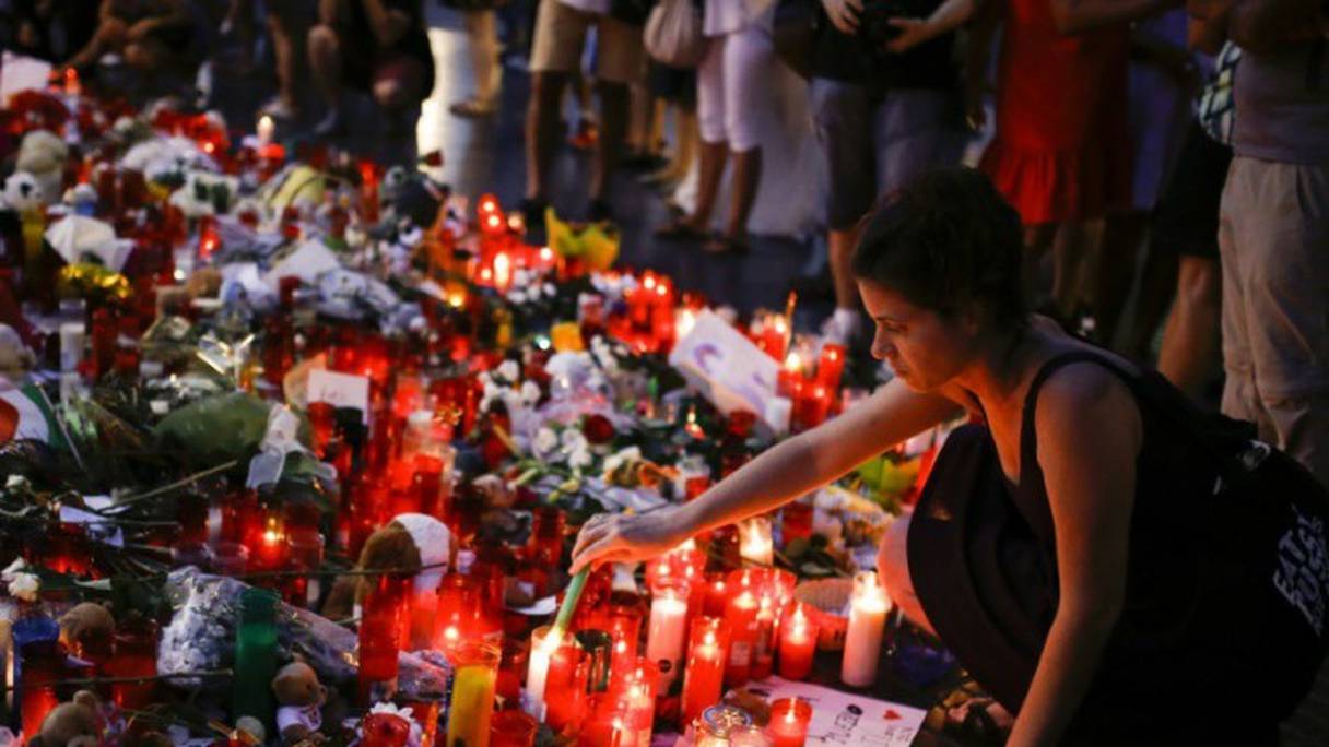 Sur les Ramblas, des gens déposent des fleurs et des bougies en hommage aux victimes des attentats de Barcelone et Cambrils.
