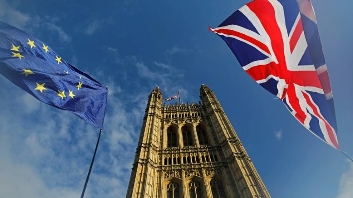 Les drapeaux européen et britannique flottent devant le Palais de Westminster, le 17 octobre 2019.
