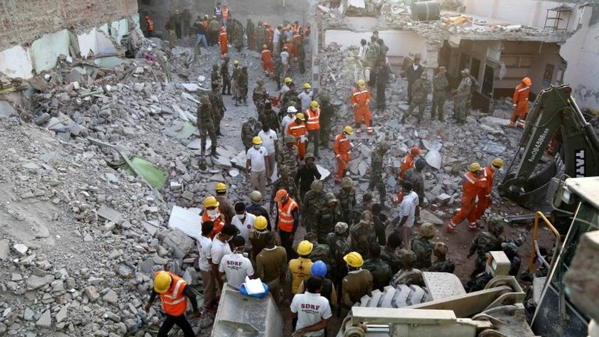 L'armée et les services de secours cherchent des corps, le 18 février 2018, parmi les ruines d'un hôtel détruit par une explosion de gaz à Beawar, dans l'Etat indien du Rajasthan.
