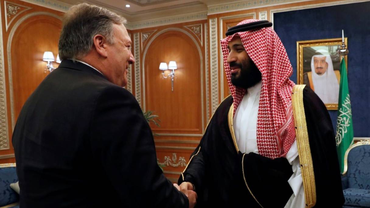 Le secrétaire d'Etat américain Mike Pompeo (G) serre la main au prince héritier saoudien Mohammed ben Salmane à Ryad, le 16 octobre 2018.
