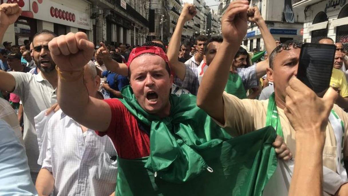 "Elle arrive, elle arrive, la désobéissance civile", scandent les Algériens. 
