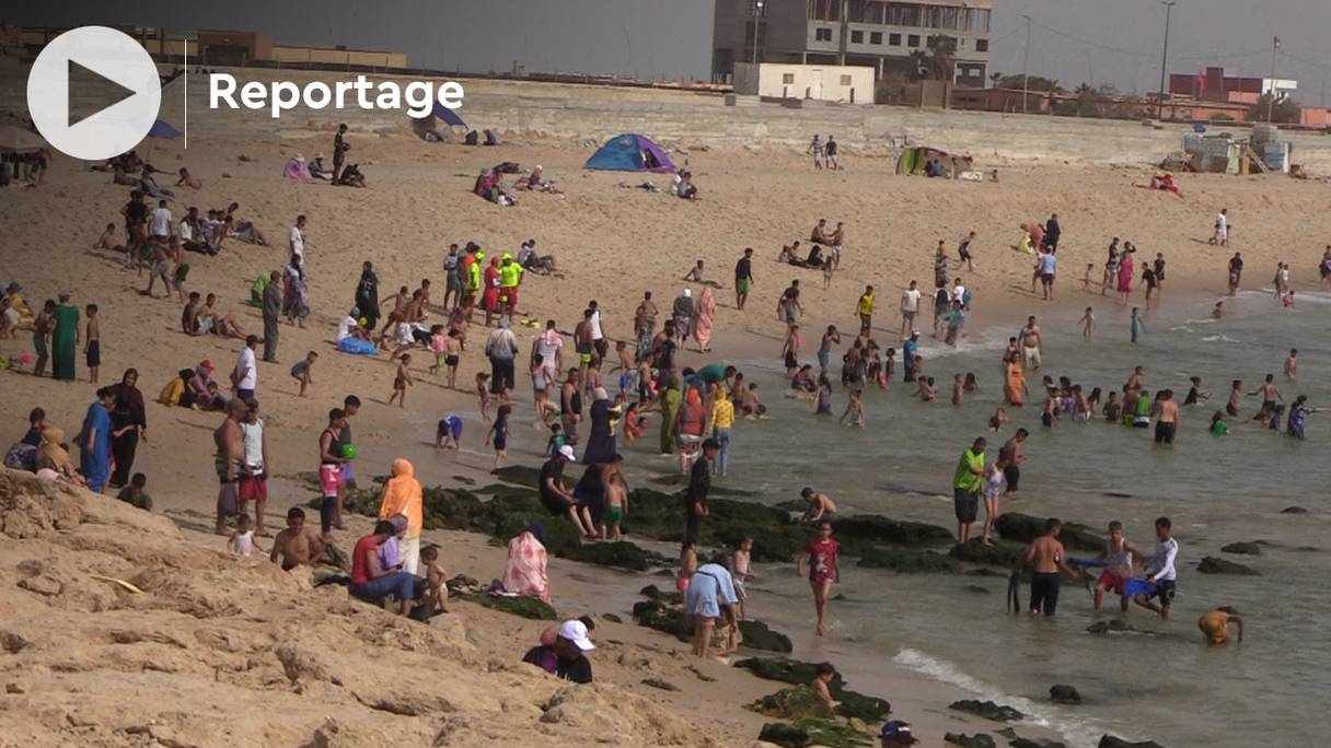 Les habitants de Dakhla sont nombreux à fréquenter la plage d’Oum Lbouer, en cette mi-juillet 2022, caractérisée par une vague de chaleur dans l’ensemble du Royaume.
