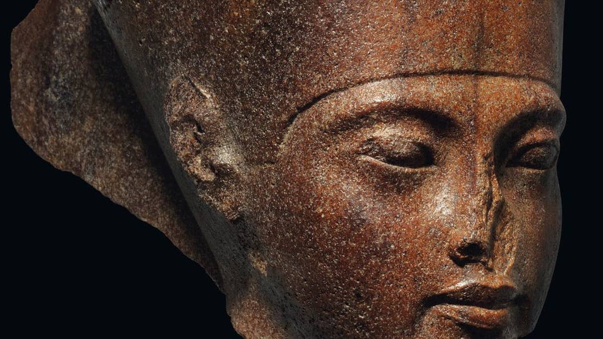 Le portrait sculpté du jeune pharaon Toutankhamon.
