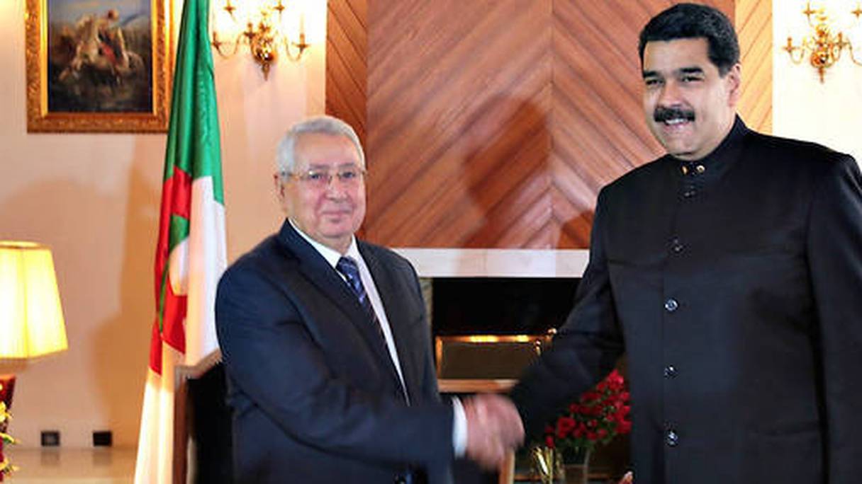 Poignée de main entre Nicolas Maduro, président du Venezuela, et Abdelkader Bensalah, président du Conseil de la nation d'Algérie
