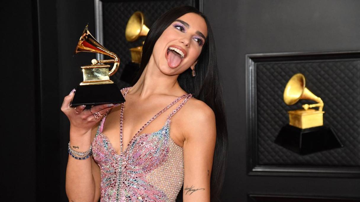 Dua Lipa, "meilleur album pop" pour "Future Nostalgia", brandit son trophée dans la salle des médias lors de la 63e cérémonie des Grammy Awards au Los Angeles Convention Center, le 14 mars 2021 à Los Angeles, en Californie.
