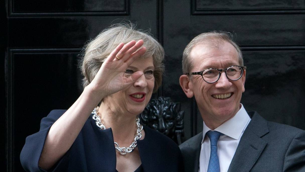 La Première ministre britannique et son mari Philip John devant le 10 Downing Street, le 13 juillet 2016 à Londres.
