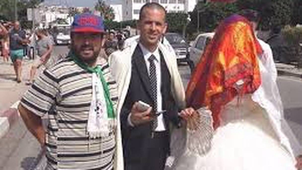 Deux jeunes époux algériens célèbrent leur mariage au sein du Hirak, vendredi 30 août, dans la wilaya de Béjaïa.
