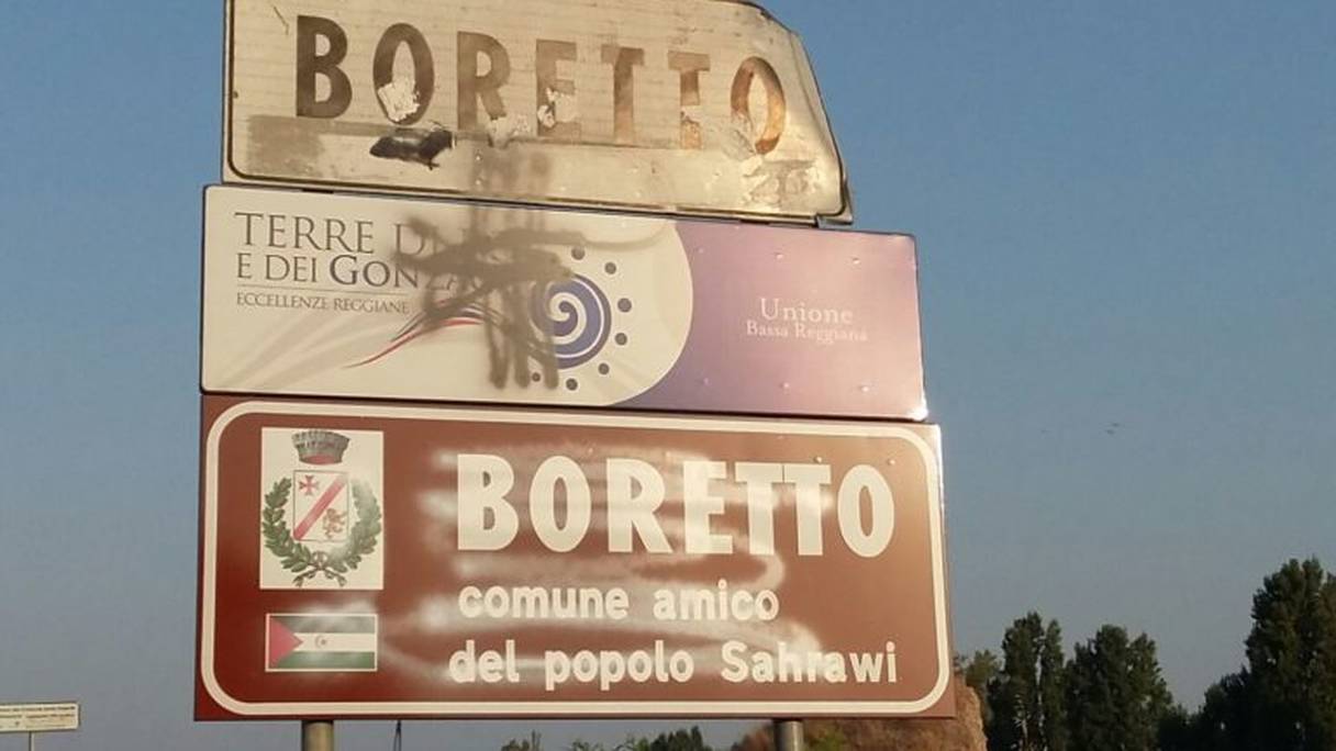 Les panneaux, installés à l'entrée de la commune de Boretto, ont tous été barbouillés. Une plainte contre X a été déposée par ladite commune.
