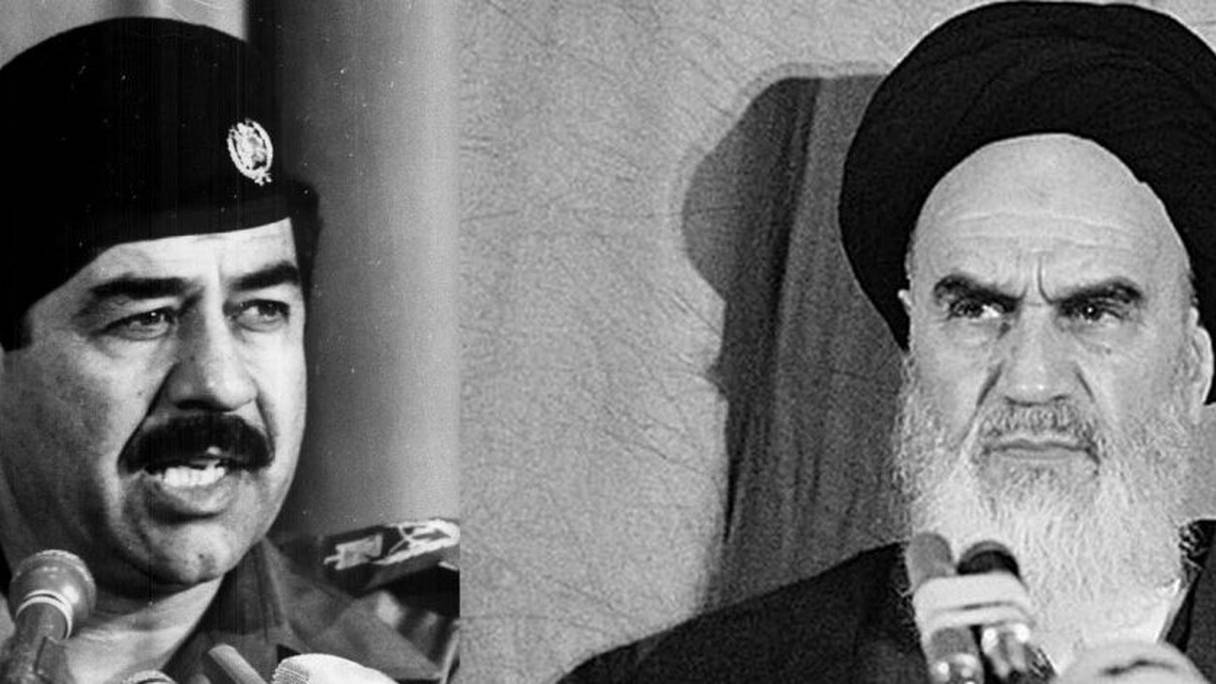 Saddam Hussein et l'Ayatollah Ruhollah Khomeiny, en 1980, respectivement président de l'Irak et de l'Iran de cette époque. 
