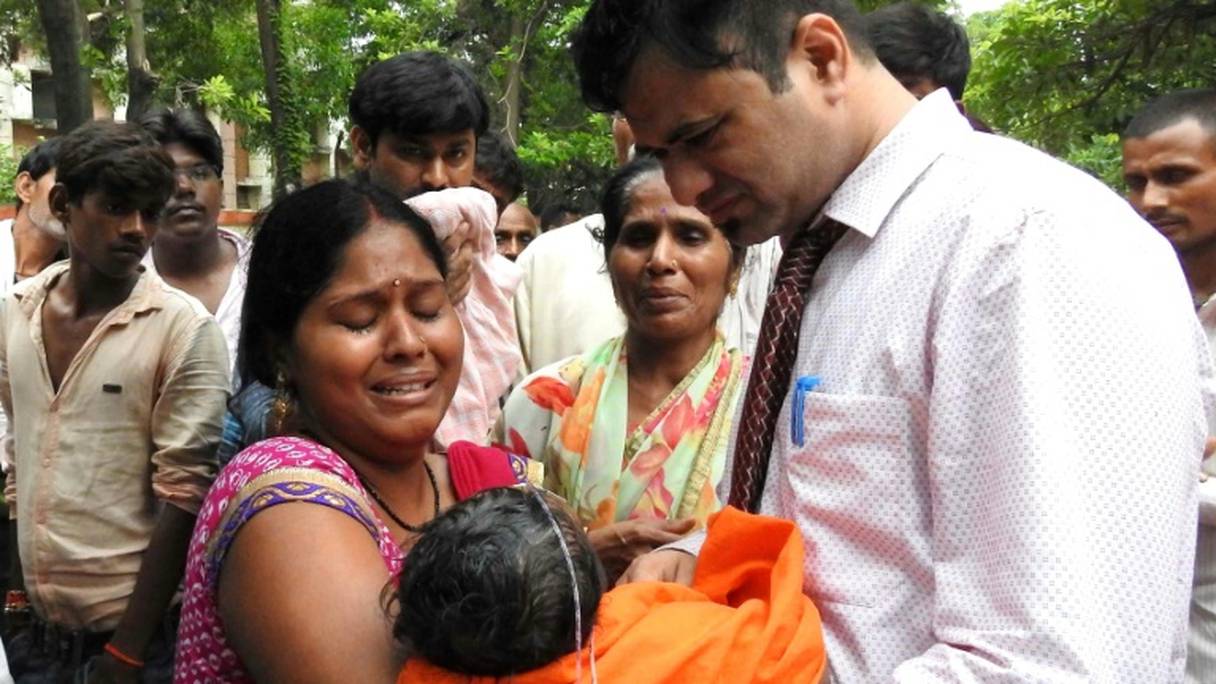 Les autorités nient que le manque de réserves de bonbonnes d'oxygène soit à l'origine de la mort de dizaines d'enfants dans un hôpital de l'Uttar Pradesh en Inde.
