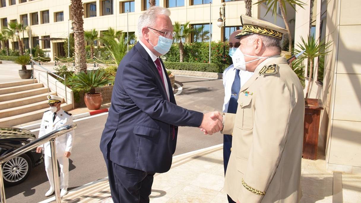 Le ministre russe de la Défense, Sergueï Choïgou, à Alger avec le général Said Chengriha, chef d'état-major de l'armée algérienne.
