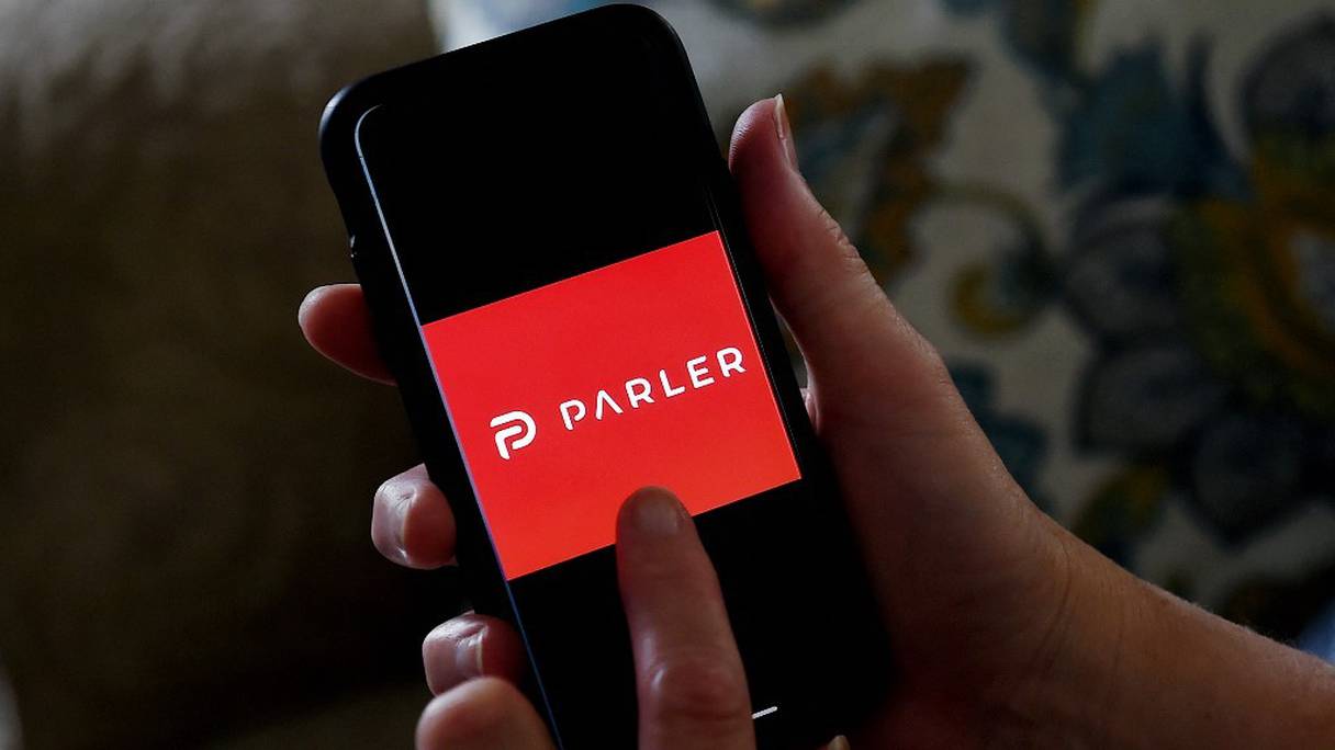 Le logo du média social Parler, visible sur un smartphone à Arlington, en Virginie, le 12 juillet 2020. 
