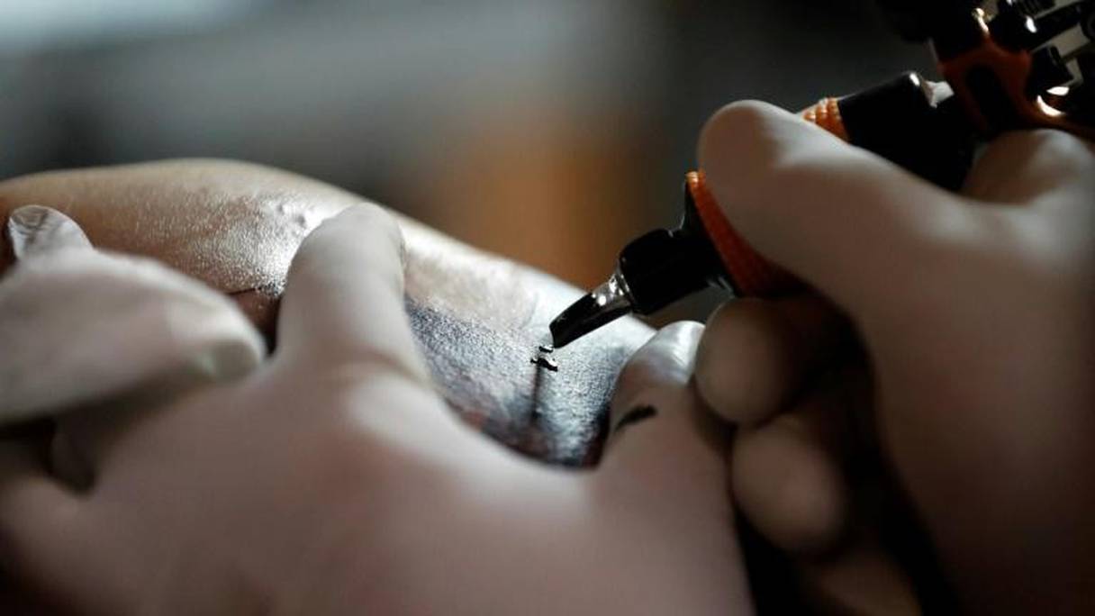 En guise de souvenir, le Mexicain Omi Debua a décidé de proposer aux survivants du coronavirus, le tatouage gratuit sur leur peau des mots "COVID-19 SURVIVOR".
