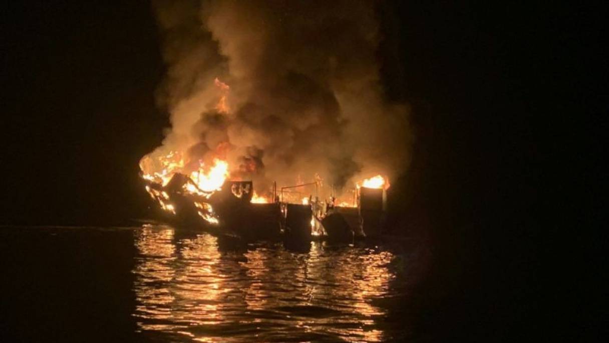 Photo fournie par les sapeurs pompiers du comté de Santa Barbara montrant un bateau de tourisme en flammes au large de la Californie, le 2 septembre 2019.
