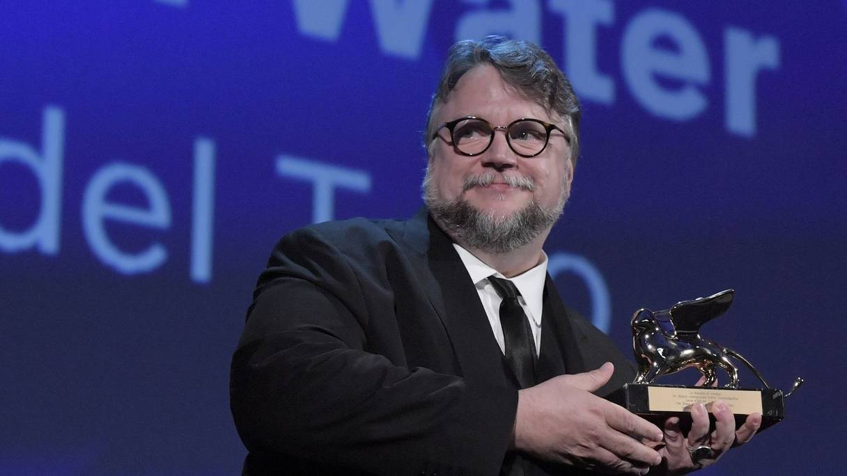 Le réalisateur mexicain Guillermo del Toro reçoit le Lion d'or du meilleur film à la 74e Mostra de Venise. 
