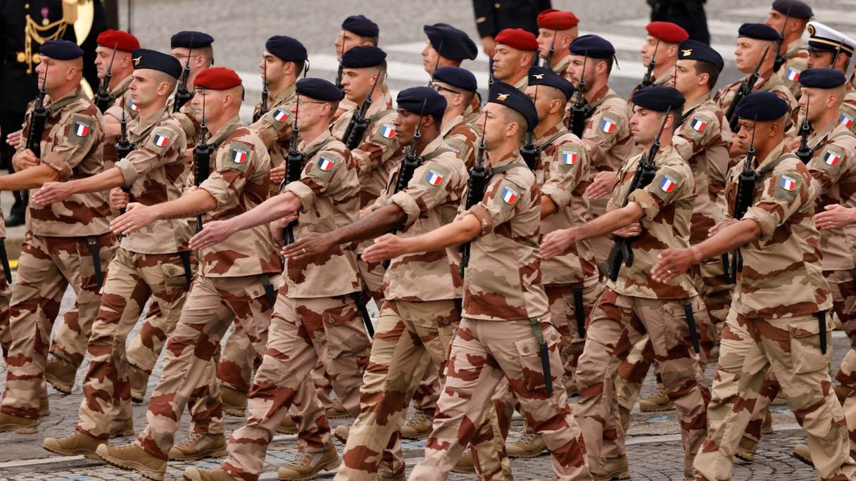 Des soldats de l'armée française de l'opération Barkhane défilent lors du défilé militaire annuel du jour de la prise de la Bastille sur l'avenue des Champs-Élysées à Paris le 14 juillet 2021.
