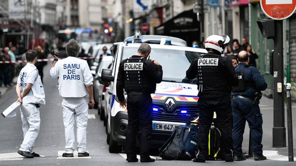 Les secours et forces de police rue des Petites écuries, dans le Xe arrondissement de Paris.
