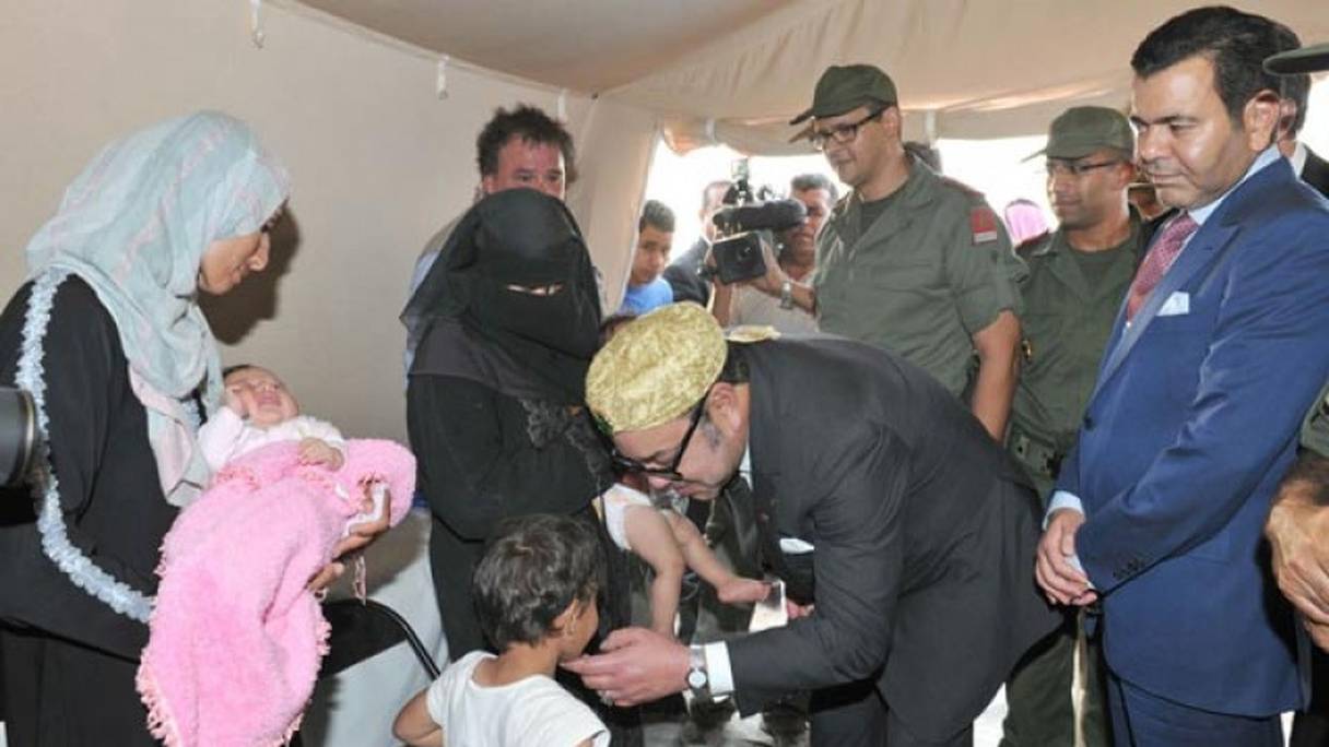 Le roi Mohammed VI au chevet des réfugiés syriens, à l'occasion de sa visite en octobre 2012 à l'hôpital militaire installé par les FAR dans le camp Zaâtari, en Jordanie.
