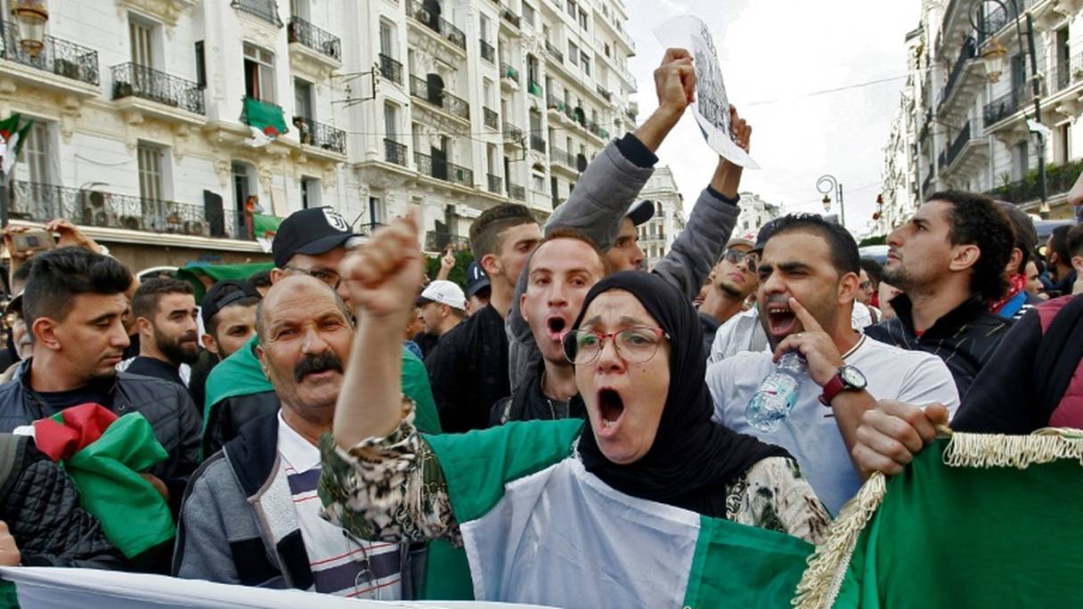 Des manifestants algériens manifestent contre le pouvoir à Alger, le 1er novembre 2019.
