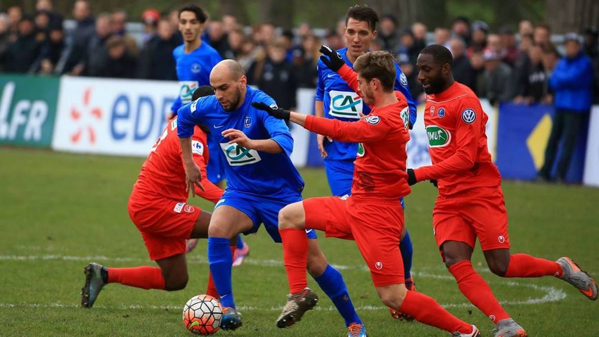 Le Franco-Marocain Hassan M'Barki, au centre avec le ballon, évolue à Sarreguemines en 5e division française.
