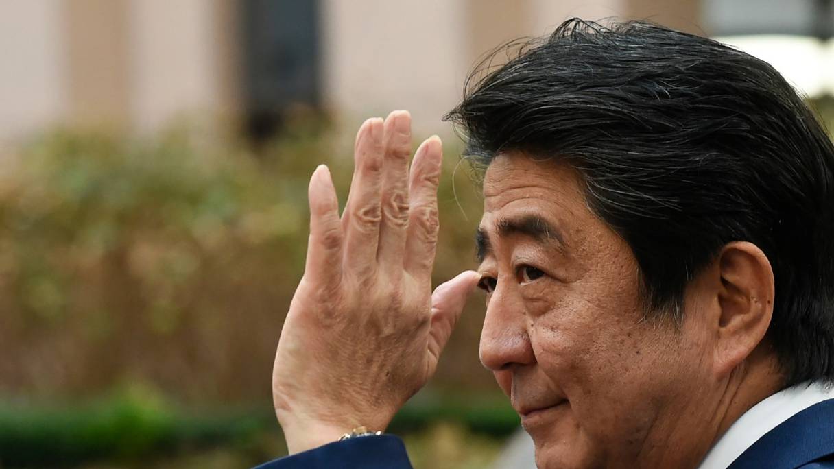 Shinzo Abe, ici peu avant son départ de Bruxelles en 2018, après une réunion UE-Corée au Conseil européen. L'ancien Premier ministre japonais est décédé après avoir été abattu dans la ville de Nara le 8 juillet 2022.
