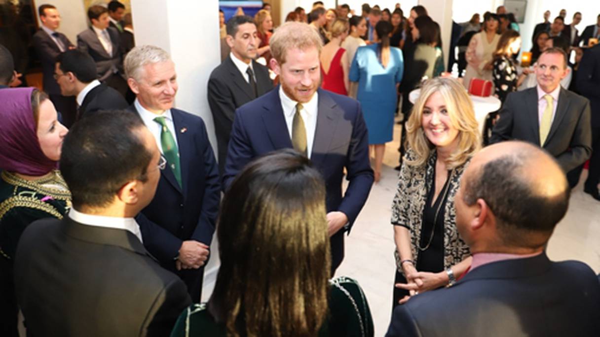 Le Prince Harry d'Angleterre, Duc de Sussex, et son épouse la Princesse Meghan Markle, Duchesse de Sussex, ont rencontré, dimanche soir à Rabat, des femmes entrepreneurs marocaines ainsi que des sportifs aux besoins spécifiques. 
