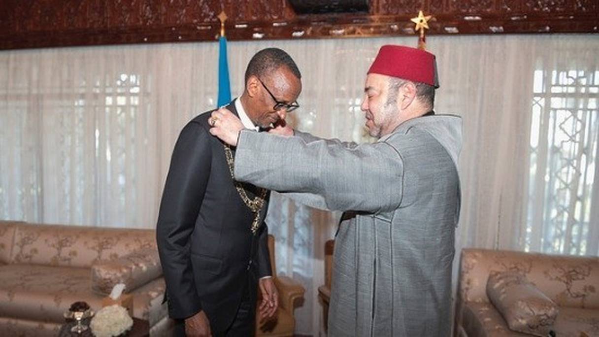 Le roi Mohammed VI décore Paul Kagame, chef de l'Etat rwandais, en visite officielle au Maroc, du Ouissam Al Mohammadi de classe exceptionnelle, la plus haute distinction du Royaume, le 21 juin 2016 à Casablanca. 
