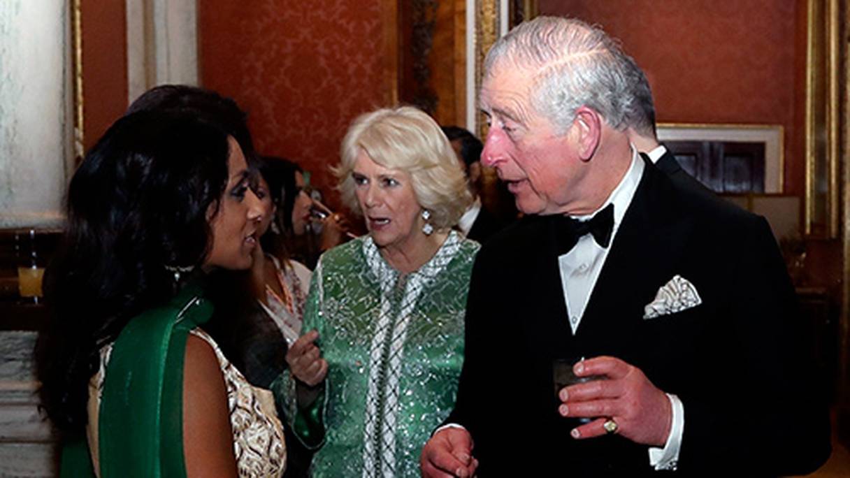 Au centre, Camilla Parker Bowles en caftan, accompagnée de son époux le Prince Charles
