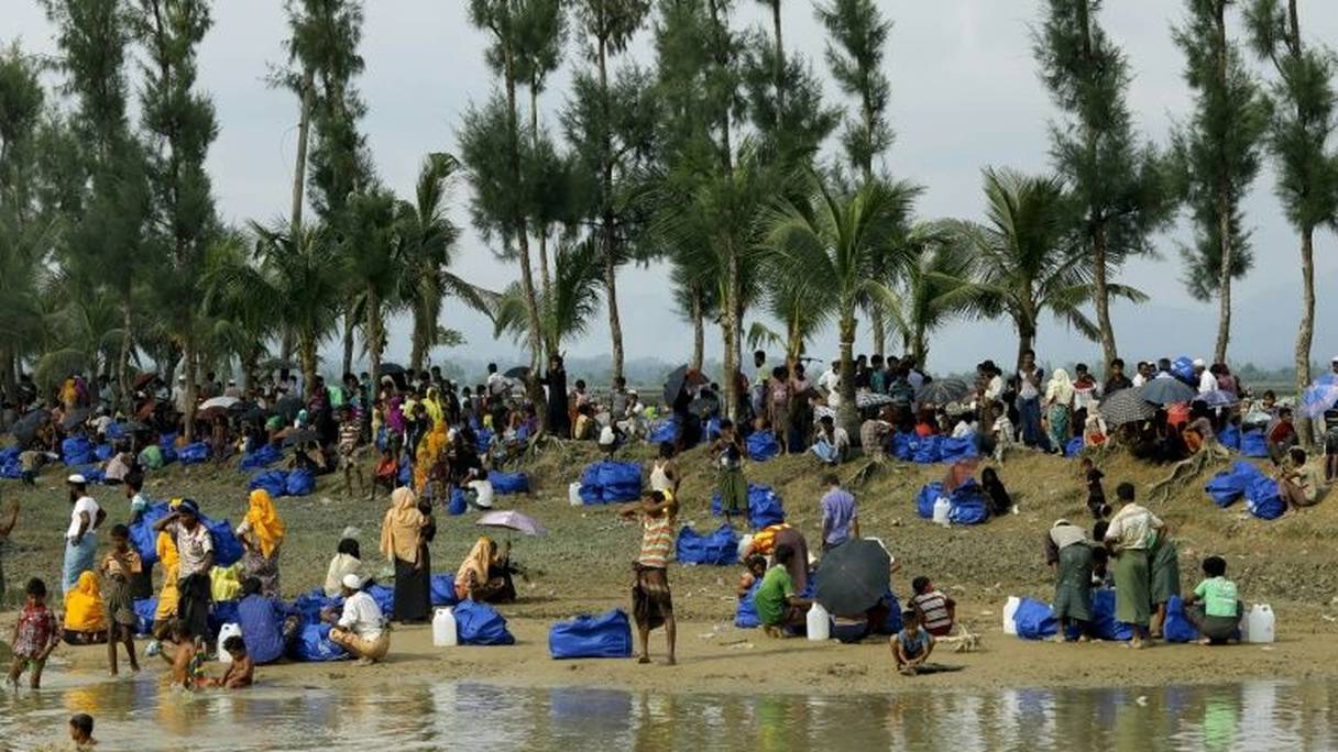 Des réfugiés Rohingyas prennent un peu de repos près d'Ukhia, à la frontière entre le Bangladesh et Myanmar, le 4 septembre 2017.
