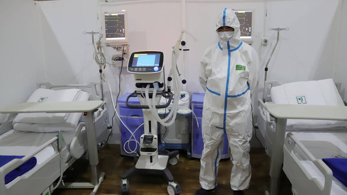 Un agent de santé en tenue de protection se tient à l'intérieur d'une des pièces médicalisées de l'hôpital de campagne de Laâyoune, dédié au traitement de cas de Covid-19 et opérationnel depuis le 15 octobre 2021.

