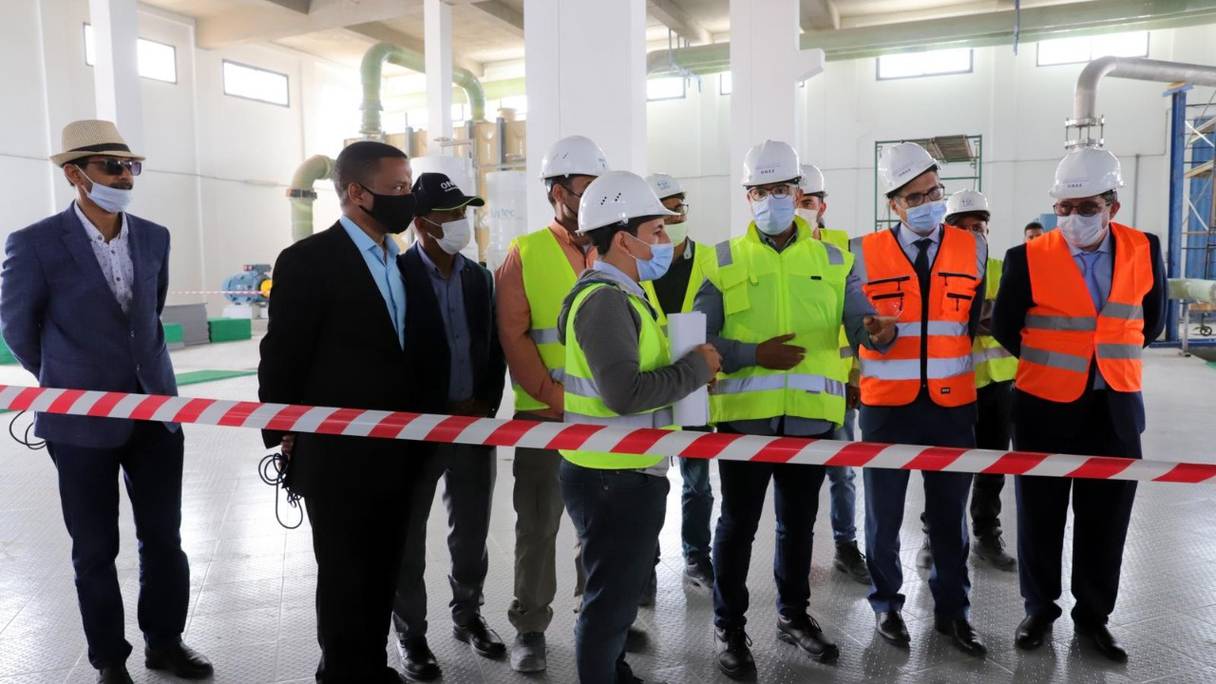Le DG de l'ONEE, Abderrahim El Hafidi, en visite à la future station de dessalement d’eau de mer de Laâyoune, lundi 9 août 2021.
