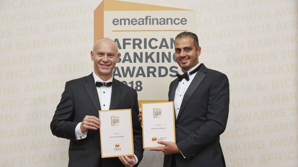 Youssef Khouili, directeur de l’agence Paddington Attijariwafa bank à Londres (à droite), recevant les 2 trophées de Christopher Moore, PDG et éditeur du magazine EMEA Finance (à gauche).
