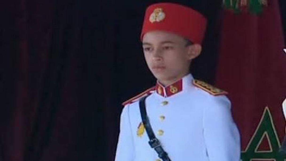 Le prince Moulay Hassan apparaissant, pour la première fois, en tenue militaire.
