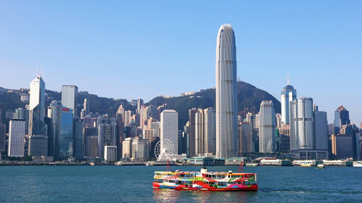 Skyline de la cité de Hong Kong. L'île avait été rétrocédée à la République populaire de Chine par la couronne britannique le 1er juillet 1997. 

