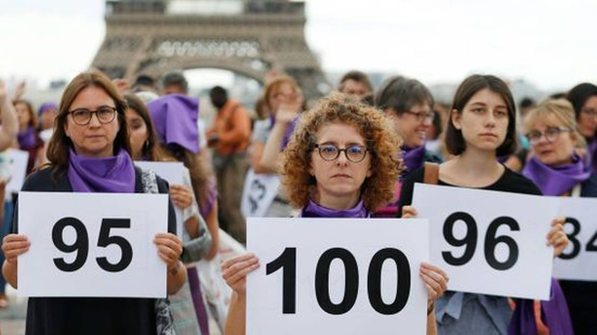 A Paris, au Trocadéro, le collectif #NousToutes dénonce le 100e féminicide commis en France durant l'année, dimanche 1er septembre 2019. 
	 
