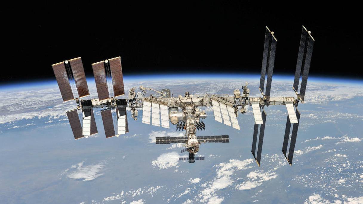La Station Spatiale Internationale, en orbite autour de la terre, est en permanence occupée par un équipage international qui se consacre à la recherche scientifique dans l'environnement spatial.
