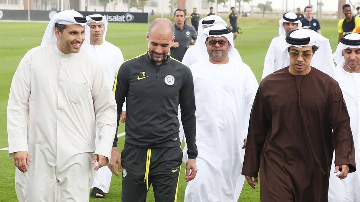 Le patron de Manchester City, Mansour Ben Zayed (à droite), et Pep Guardiola.
