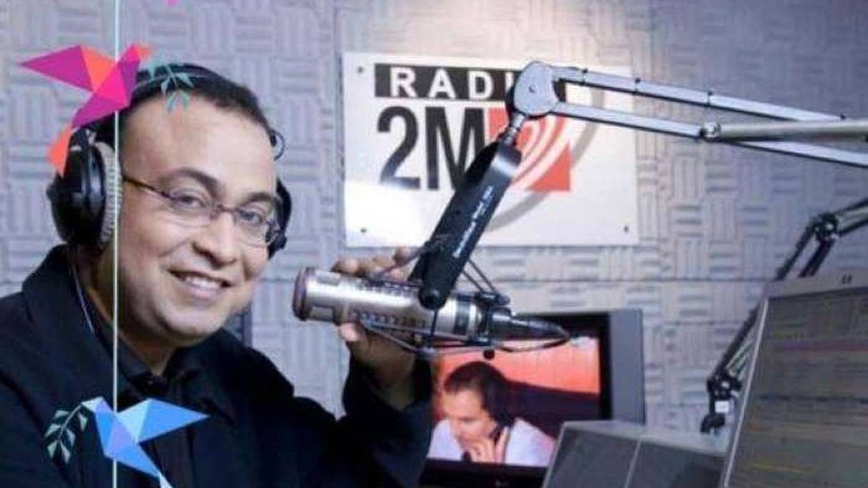 Driss Ouhab, dans le studio d'enregistrement de Radio 2M, dont il a été rédacteur en chef. 

