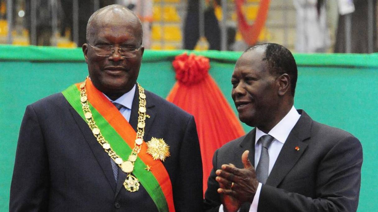 Alassane Ouattara, président de la Côte d'Ivoire, (à droite) lors de l'investiture du président burkinabé, Roch Kaboré, 
