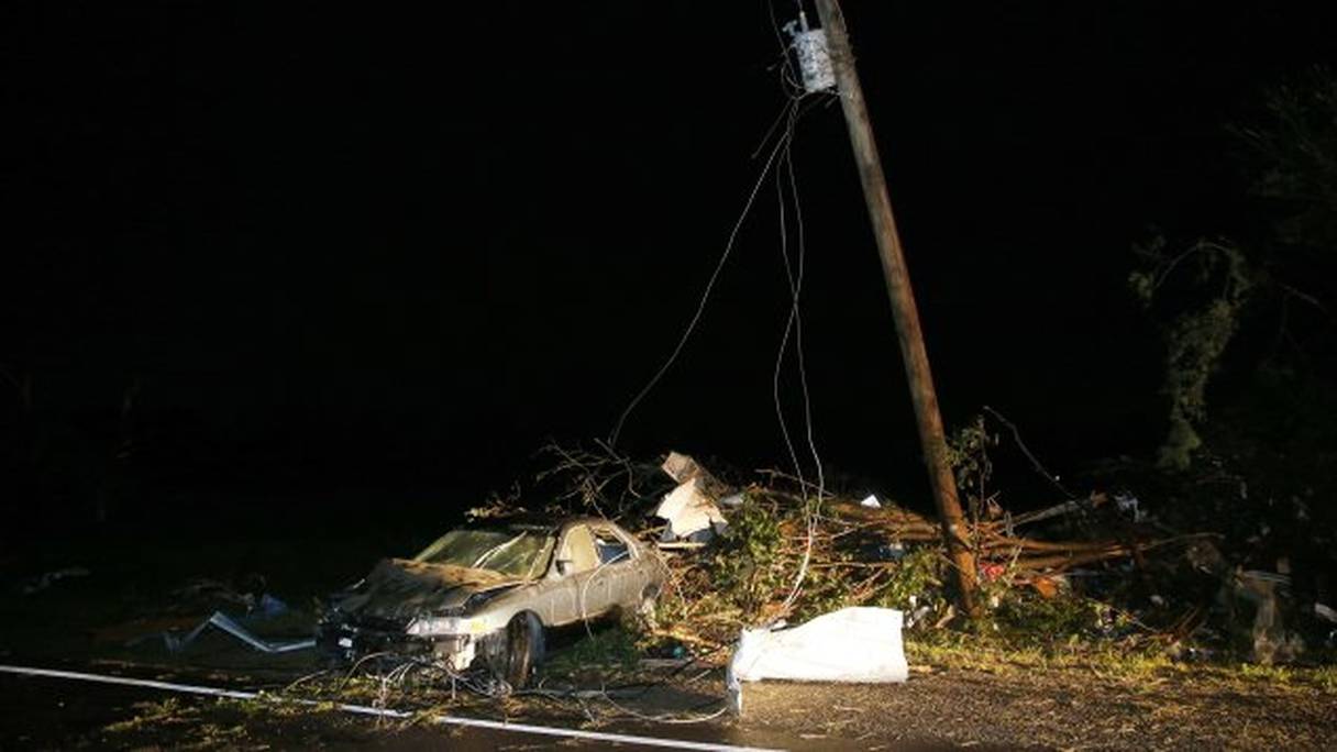 Une voiture endommagée à Fruitvale, au Texas, après le passage de tornades samedi soir.
