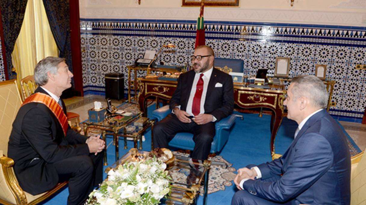 le roi Mohammed VI recevant en audience, mardi 27 septembre au Palais royal à Tanger, le président de Boeing Commercial Airplanes, M. Raymond L. Conner.
